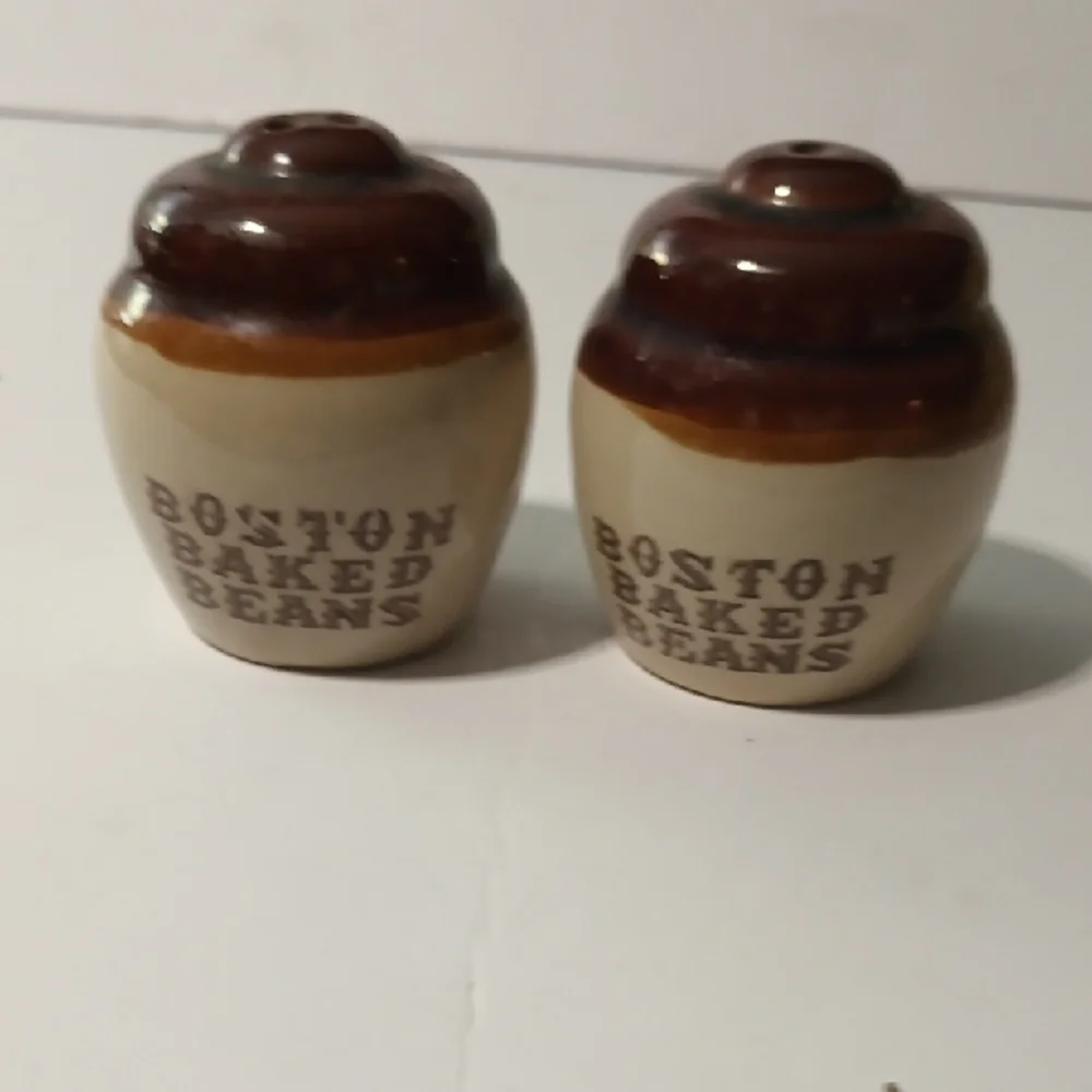 American Vintage Brown and Cream Boston Baked Beans Salt And Pepper Figurines